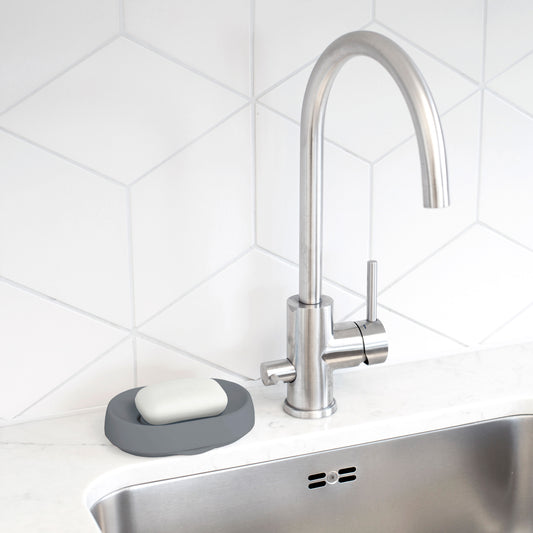 Tvålfat med dold avrinningspip Soap Saver Flow PLUS. Oval Grafitgrå. Silikon